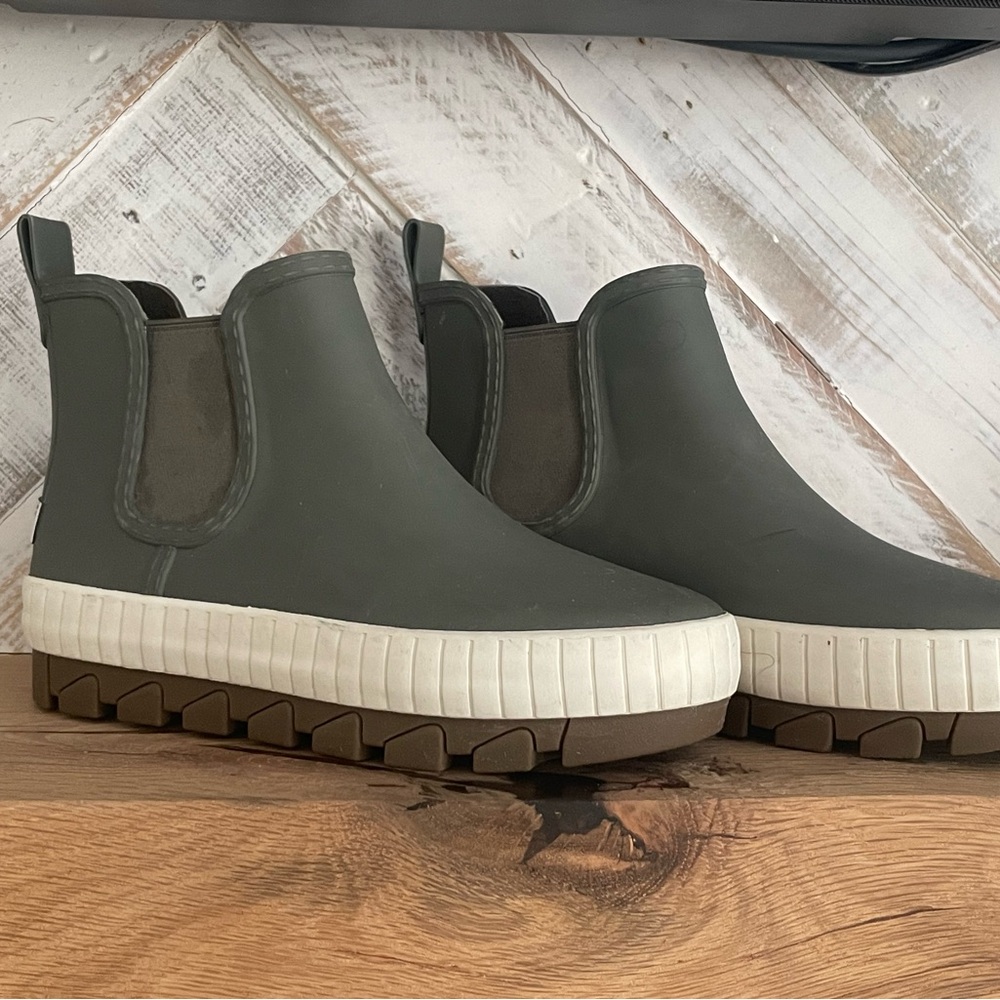 Sperry rain boots (low) barely worn